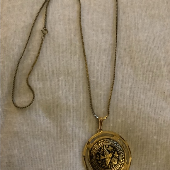 Vintage Necklace with Doves on a Round Pendant - Picture 4 of 4